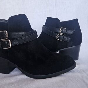 Chic Black Ankle Boots with Double Buckle